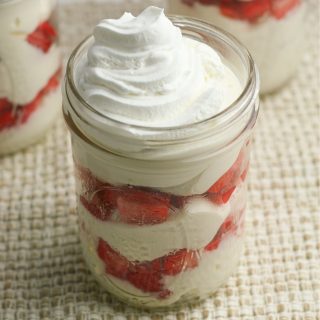 Healthy Strawberry Cheesecake Parfaits